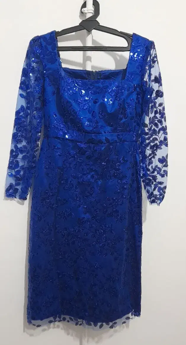 لباس مجلسی|لباس|صحنه, |دیوار