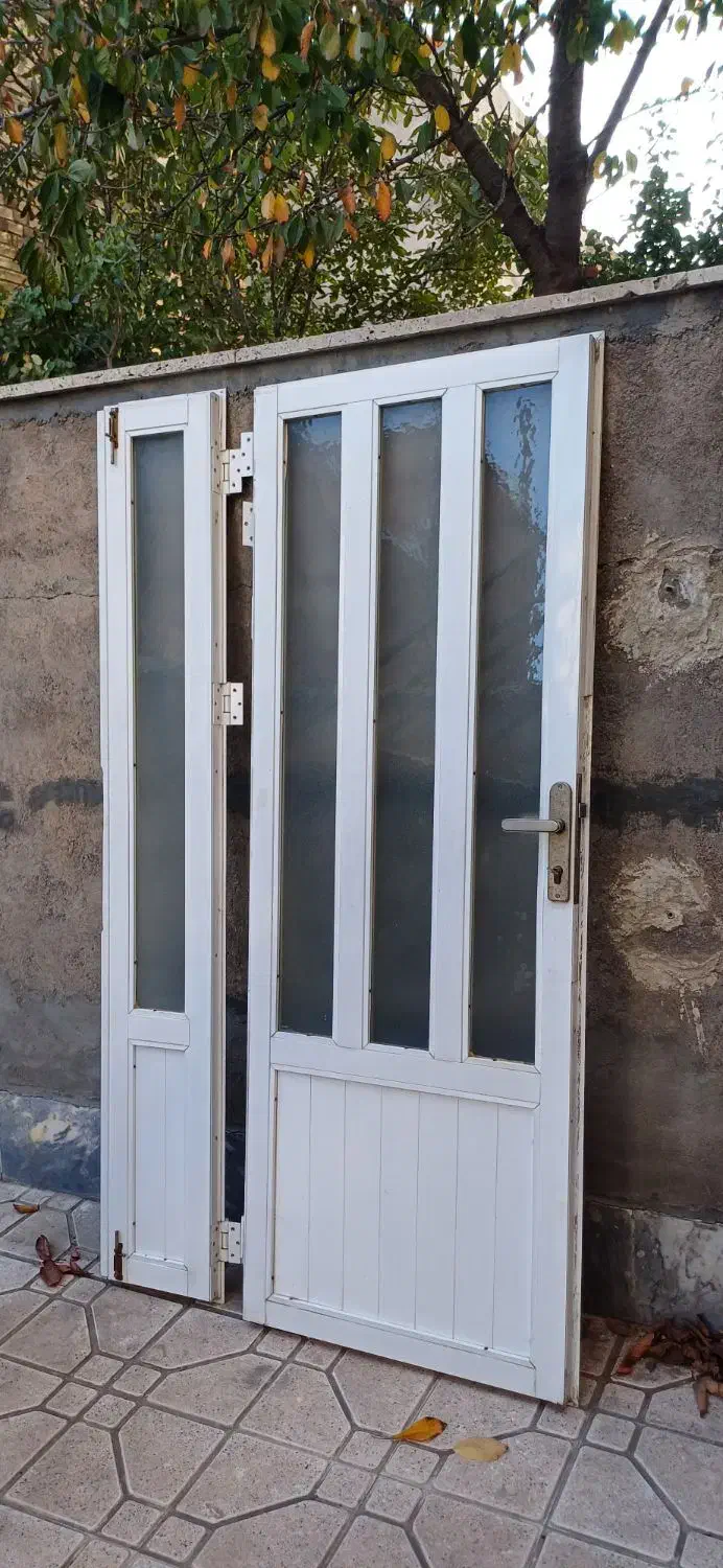 درب آلومنیم سفید رنگ درحد نو|مصالح و تجهیزات ساختمان|کوراییم, |دیوار