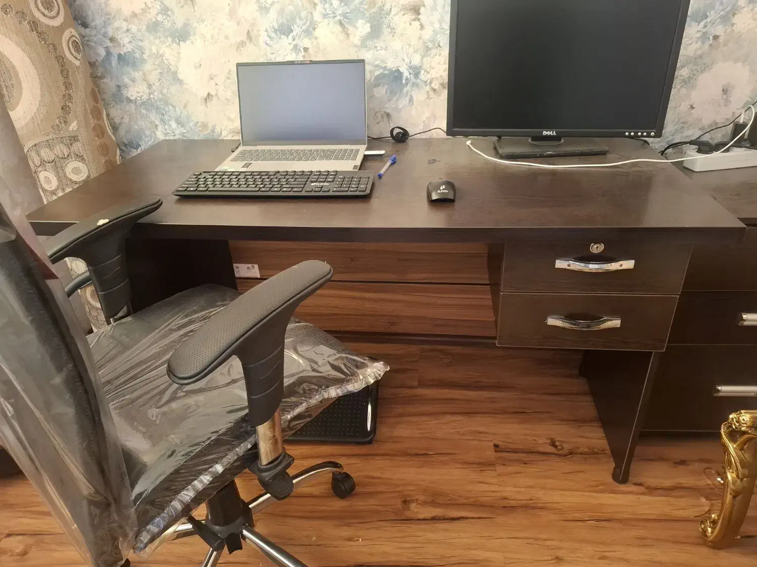 میز کامپیوتر و صندلی اداری|میز تحریر و کامپیوتر|شاهینشهر, فردوسی|دیوار