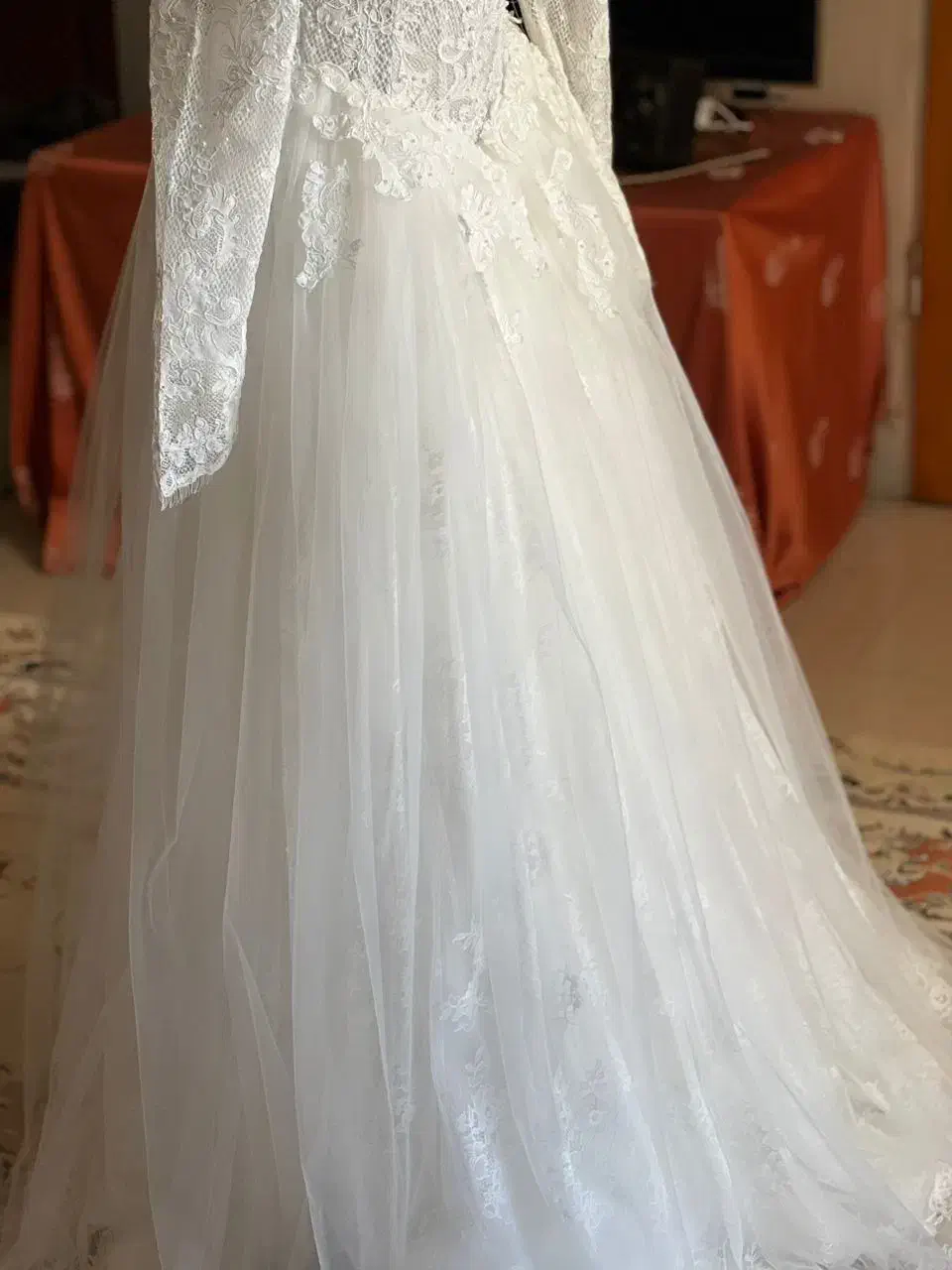 لباس عروس اروپایی|لباس|کاشان, گبرها|دیوار