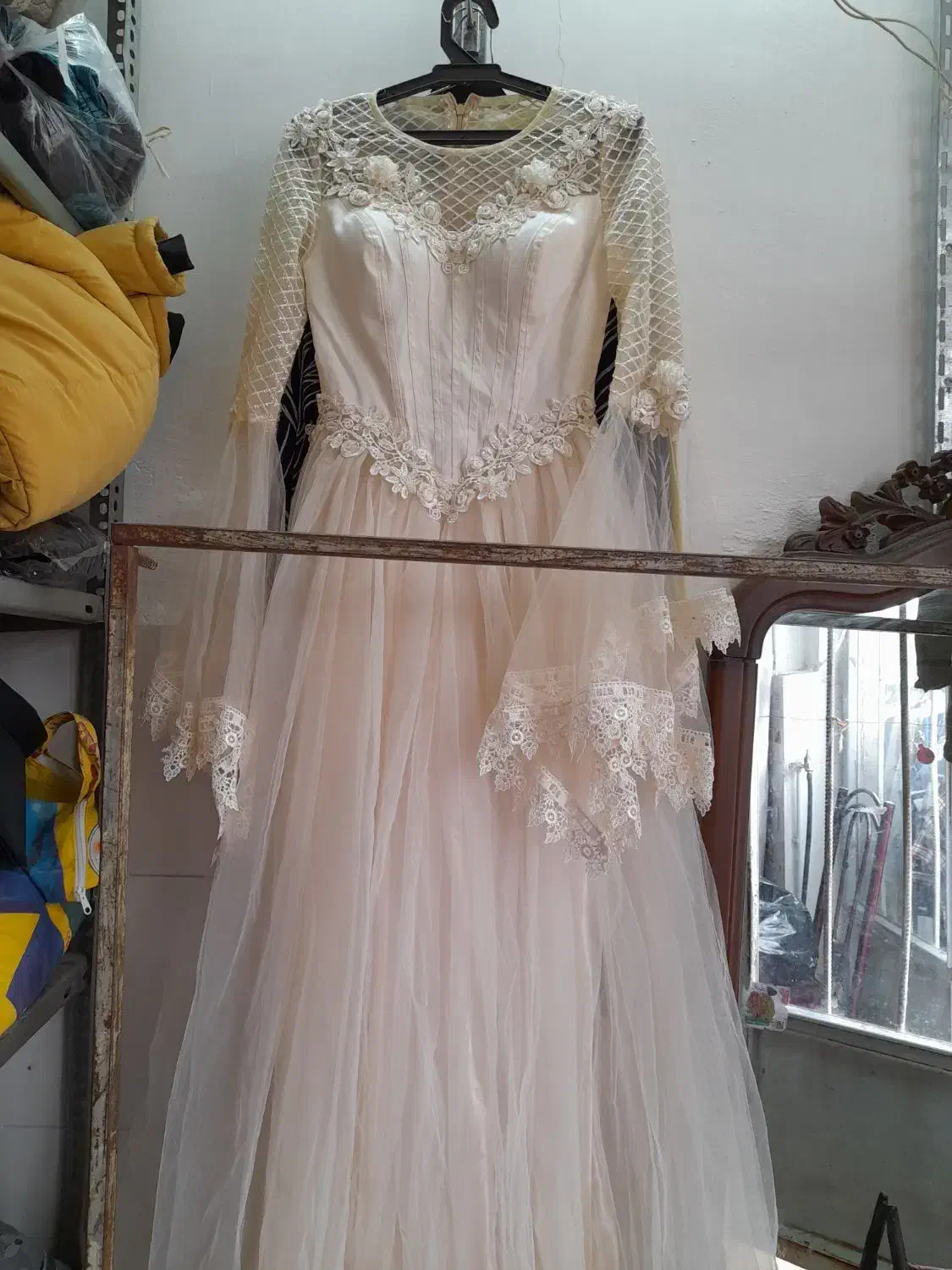 لباس مجلسی|لباس|میانه, |دیوار