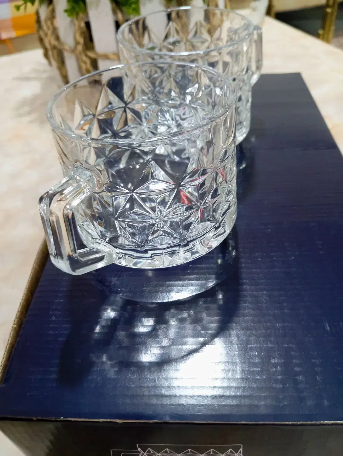 لیوان دسته دار،قندان کریستال و پارچ و لیوان خارجی|ظروف سرو و پذیرایی|ارومیه, |دیوار