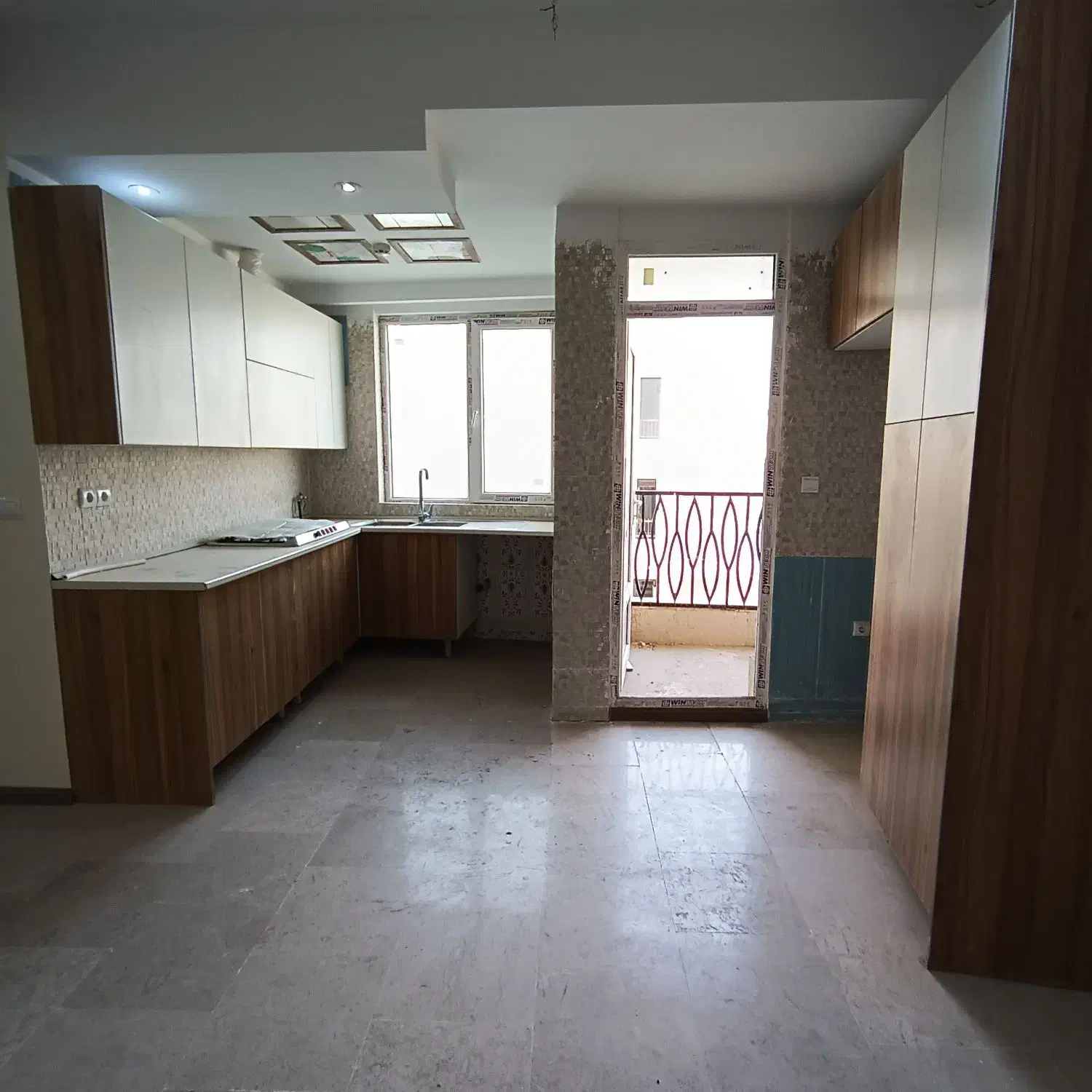 ۸۵ متر/دو خواب/فول امکانات/غرق نور/طرشت گلاب