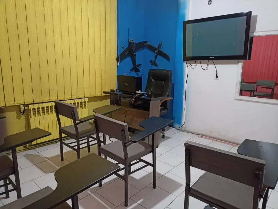 اجاره یک اطاق از یک آموزشگاه هنری|اجارهٔ کوتاه‌مدت دفتر کار و فضای آموزشی|کرج, چهارصد دستگاه|دیوار