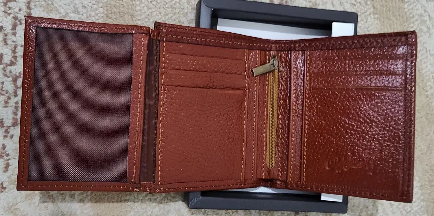 تعدادی کیف جیبی  و کیف اداری و لب تاپ|کیف، کفش، کمربند|ری, شهادت|دیوار