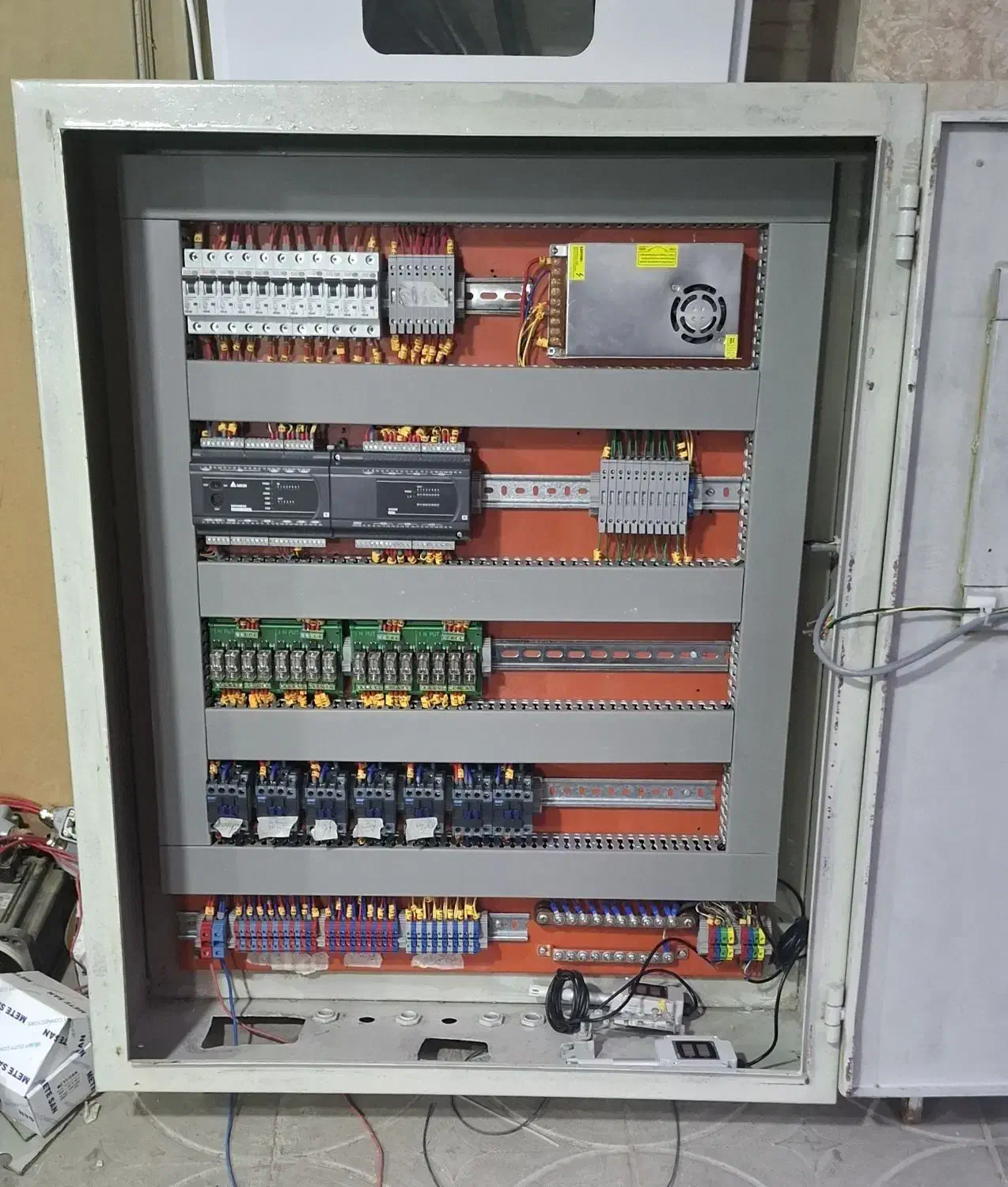 انجام طراحی و مونتاژ و تعمیرات و رفع عیب تابلو|خدمات پیشه و مهارت|اصفهان, شهرستان|دیوار