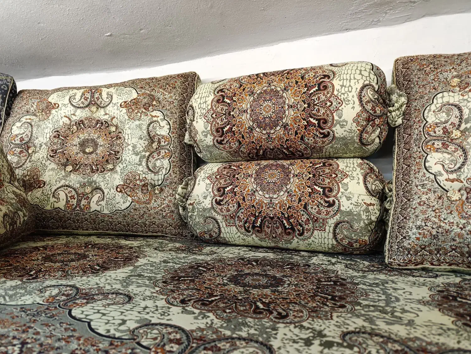 پشتی شاهنشین ترمه یزد|مبلمان خانگی و میز عسلی|اسفراین, |دیوار