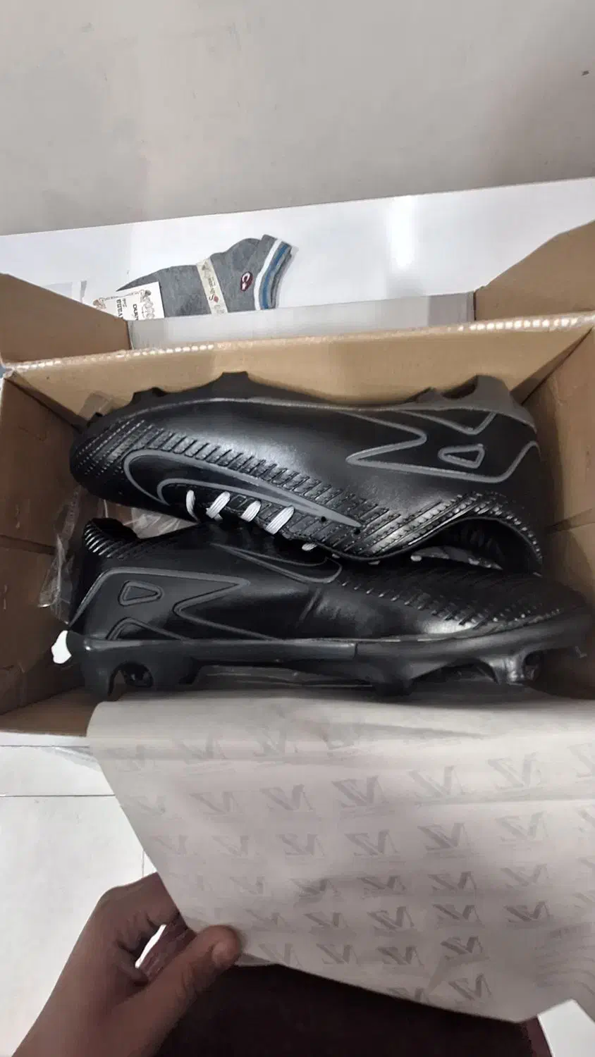 کفس فوتبال ایرزوم|ورزش‌های توپی|تهران, آزادشهر|دیوار