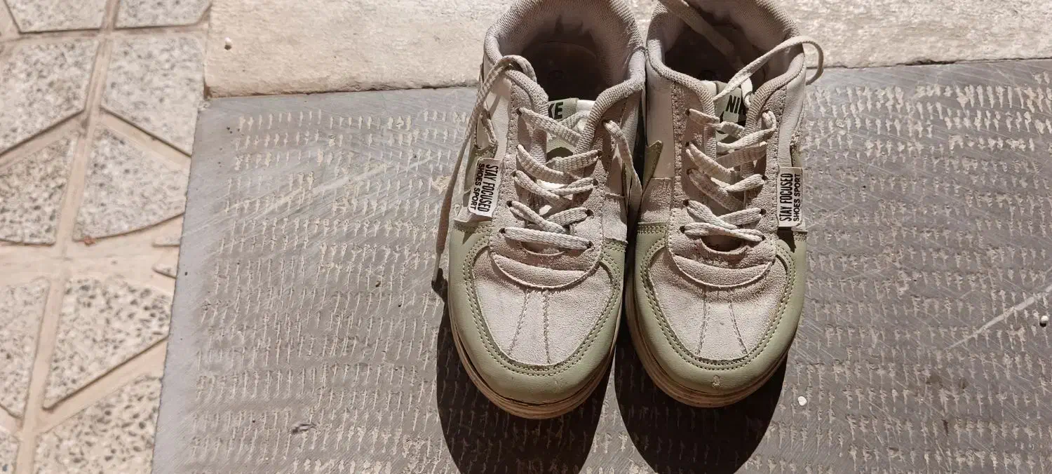 کفش پسرانه|کفش و لباس بچه|صحنه, |دیوار