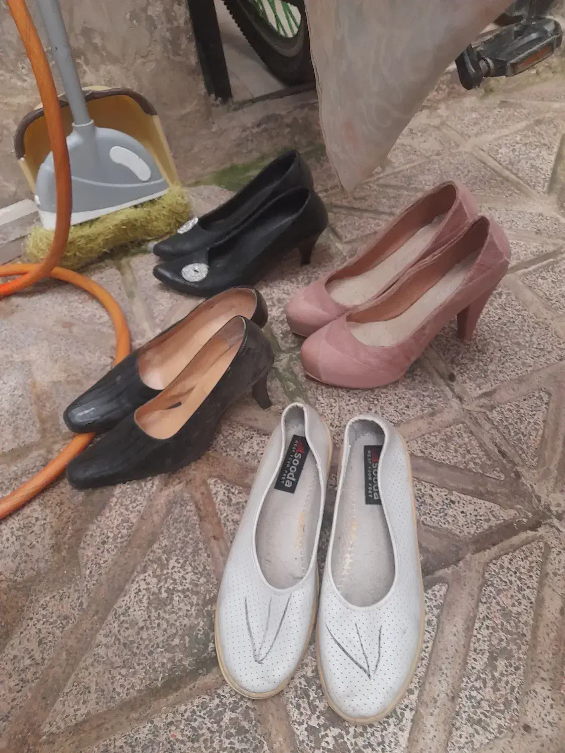 انواع کفش‌های زنانه سالم|کیف، کفش، کمربند|اقبالیه, |دیوار