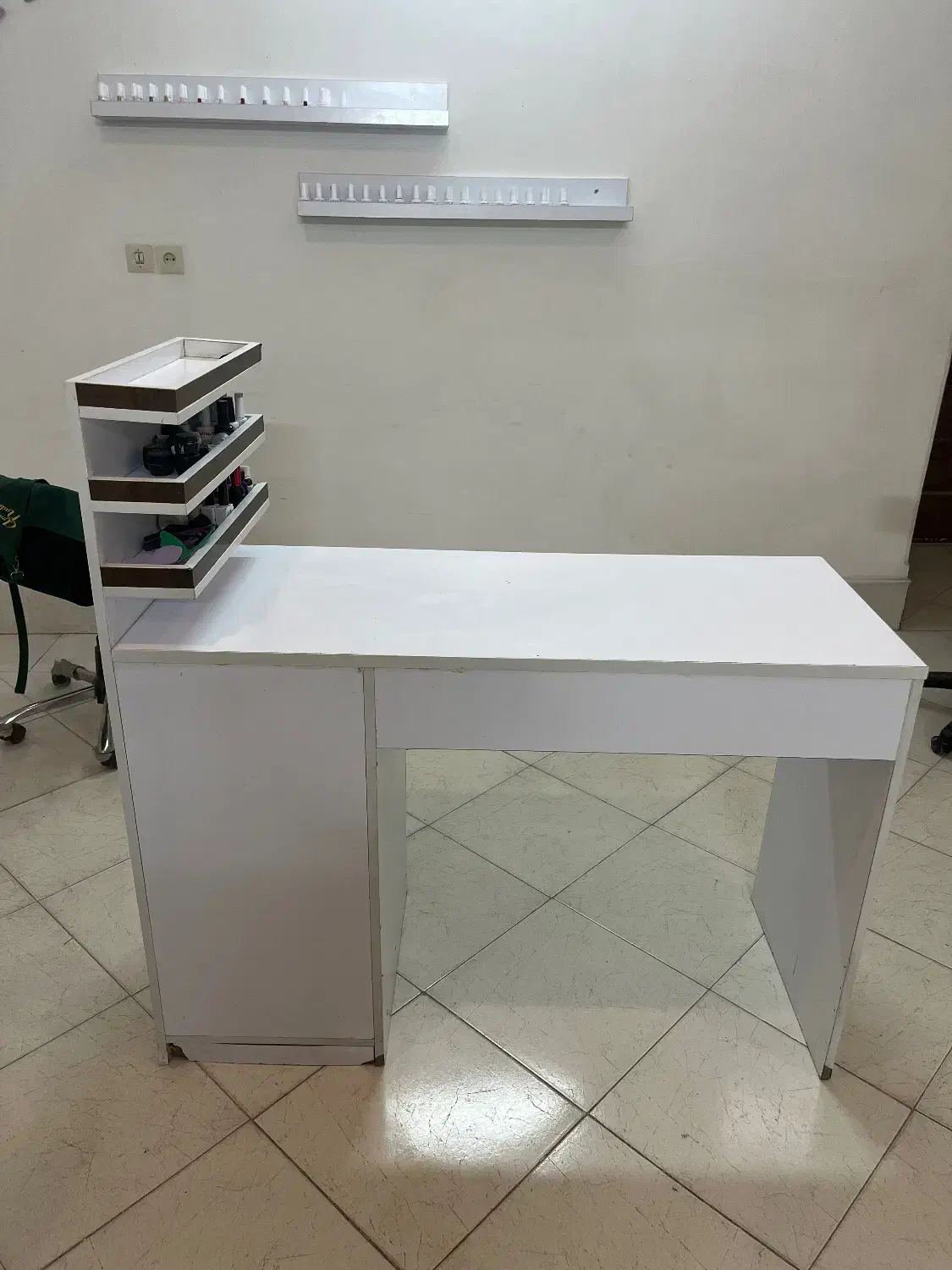 میز کاشت ناخن|آرایشگاه و سالن‌های زیبایی|یزد, |دیوار