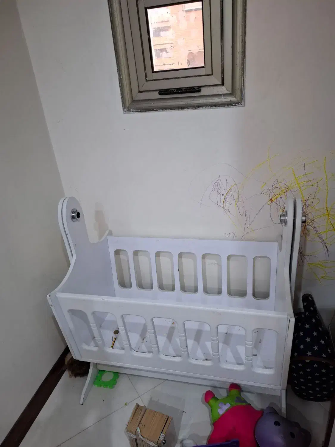 کنار تخت گهواره|تخت و صندلی بچه|اصفهان, شیخ اشراق|دیوار