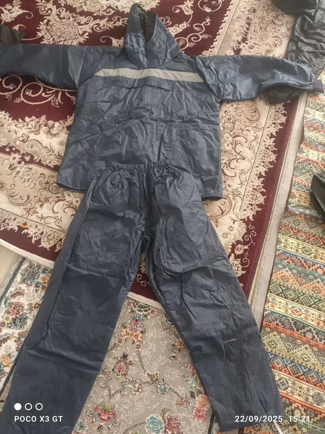 لباس بادگیر و بارانی|لباس|میانه, |دیوار