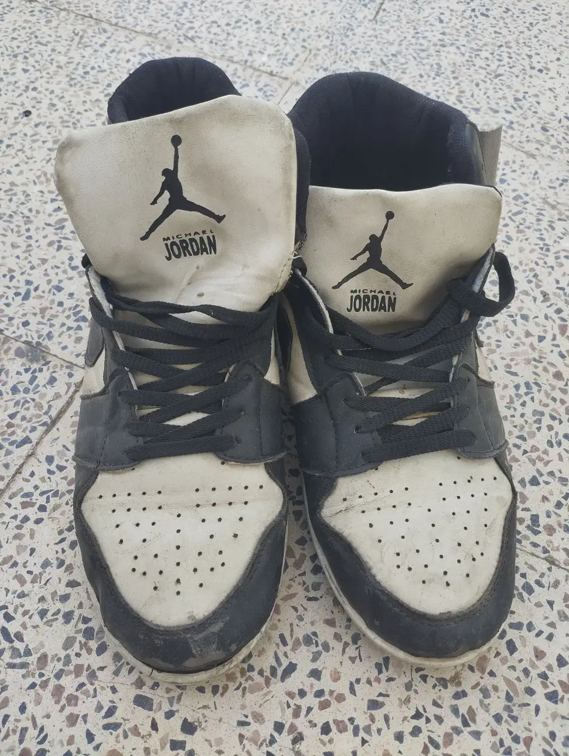 کفش|کیف، کفش، کمربند|بم, |دیوار