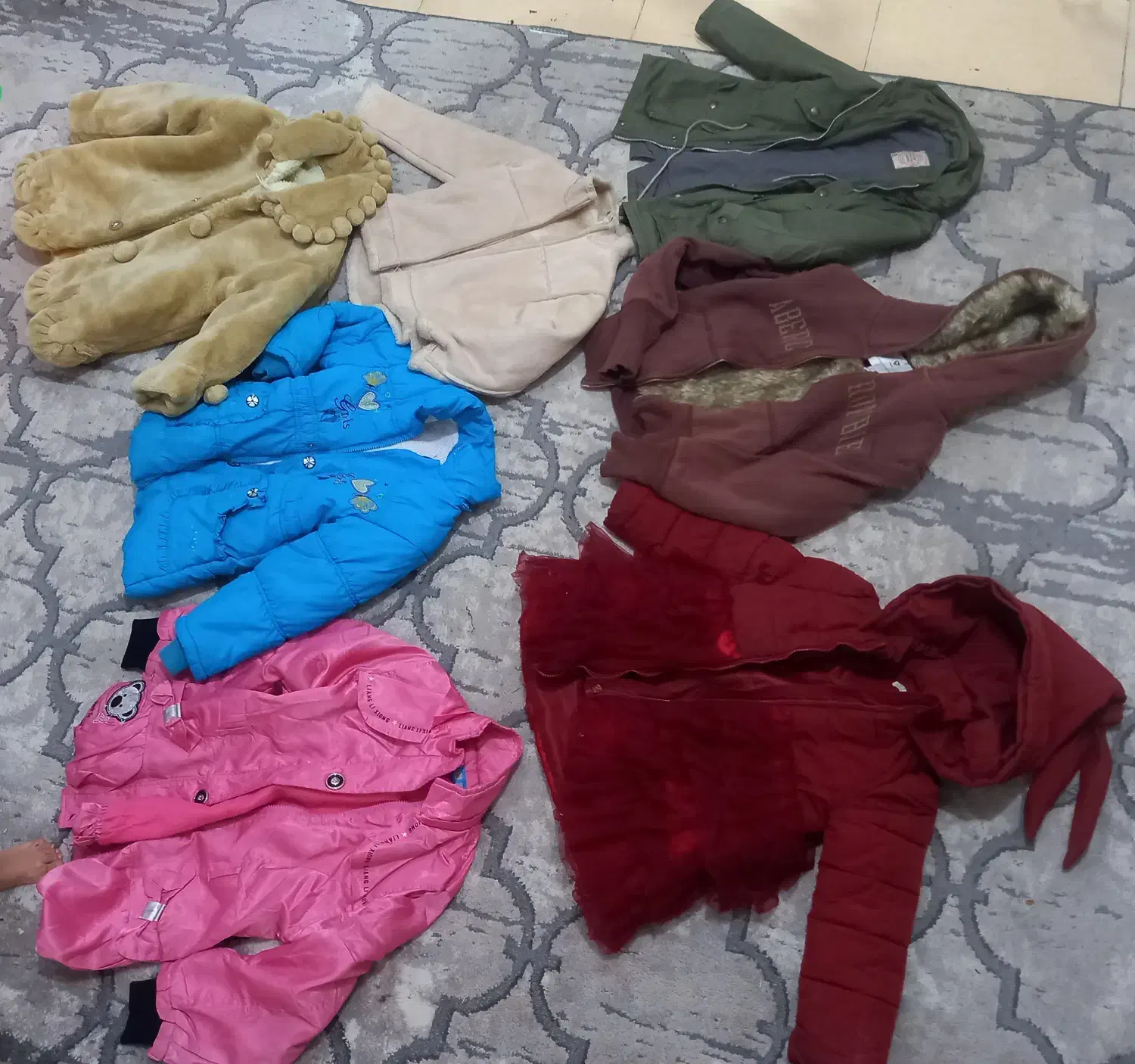 کاپشن|کفش و لباس بچه|قائن, |دیوار