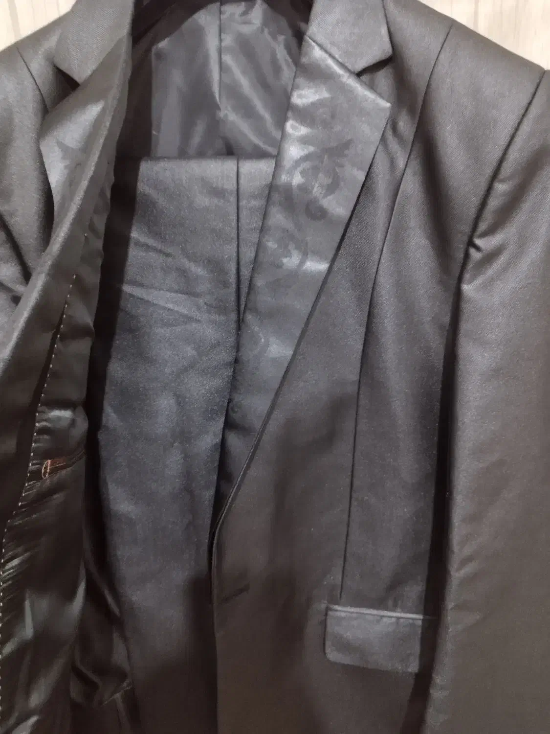 کت و شلوار مردانه|لباس|صحنه, |دیوار