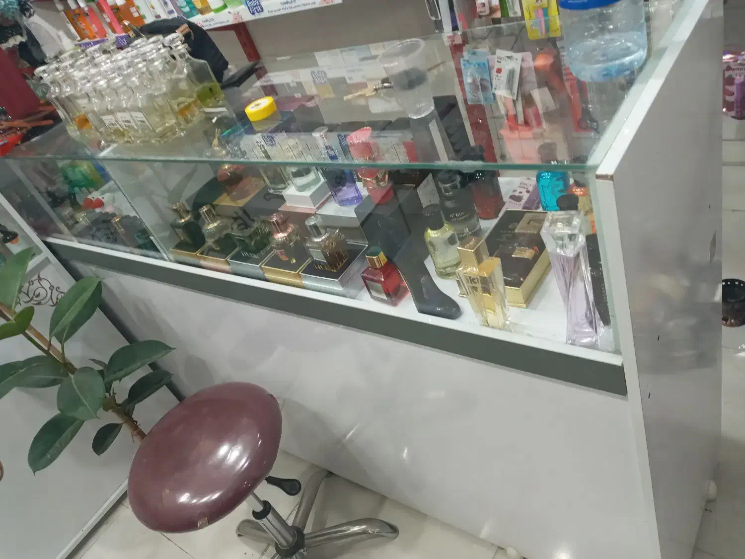 ویترین ام دی اف در حد نو چند ماه پیش ساخته شده.|فروشگاه و مغازه|جیرفت, |دیوار