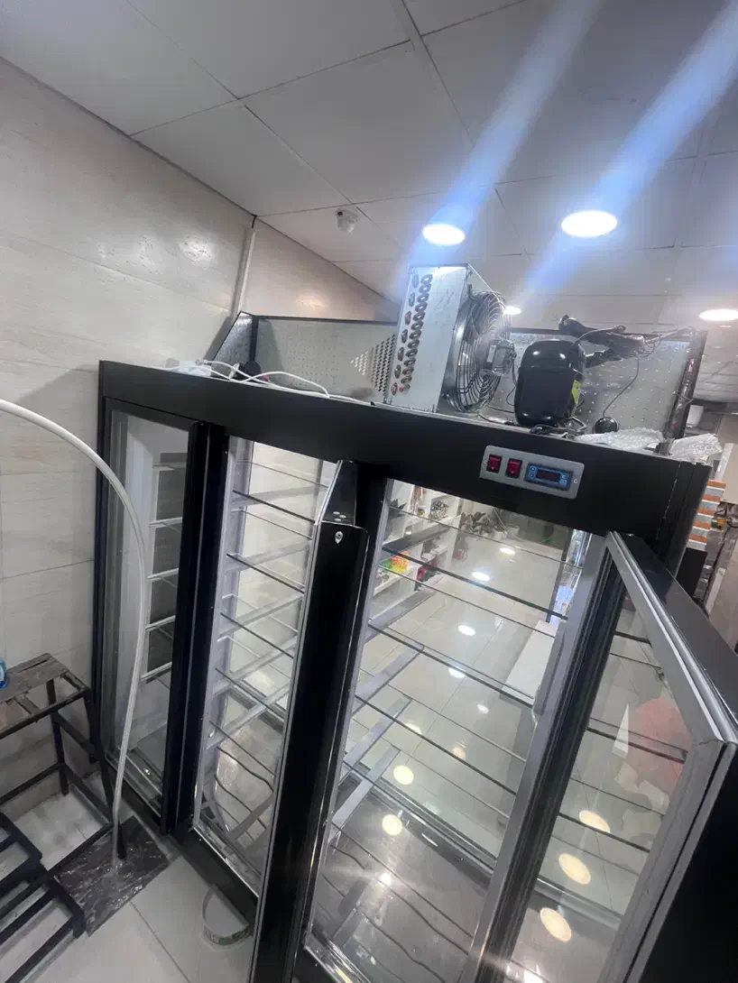 ویترین قنادی ‌ایستاده ۲ در ۱/۸۰ ‌ ۳ در تمام شیشه|فروشگاه و مغازه|رشت, پستک|دیوار