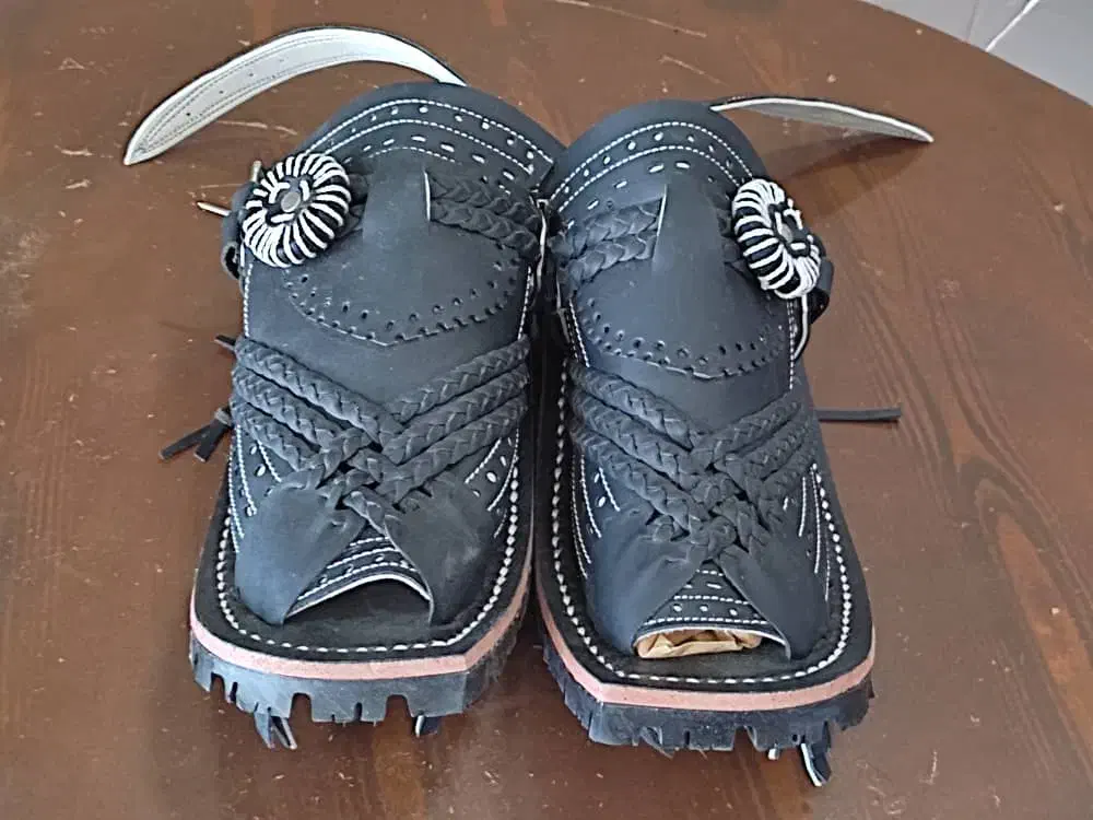 کفش «چَوَت» دست دوز|کیف، کفش، کمربند|خاش, |دیوار