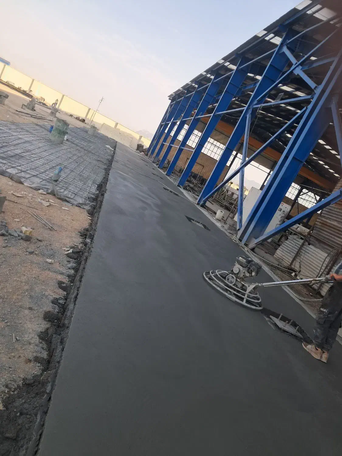 بتن ریزی با ماله پروانه ایی  با مهارت بالا|خدمات پیشه و مهارت|شهرضا, |دیوار