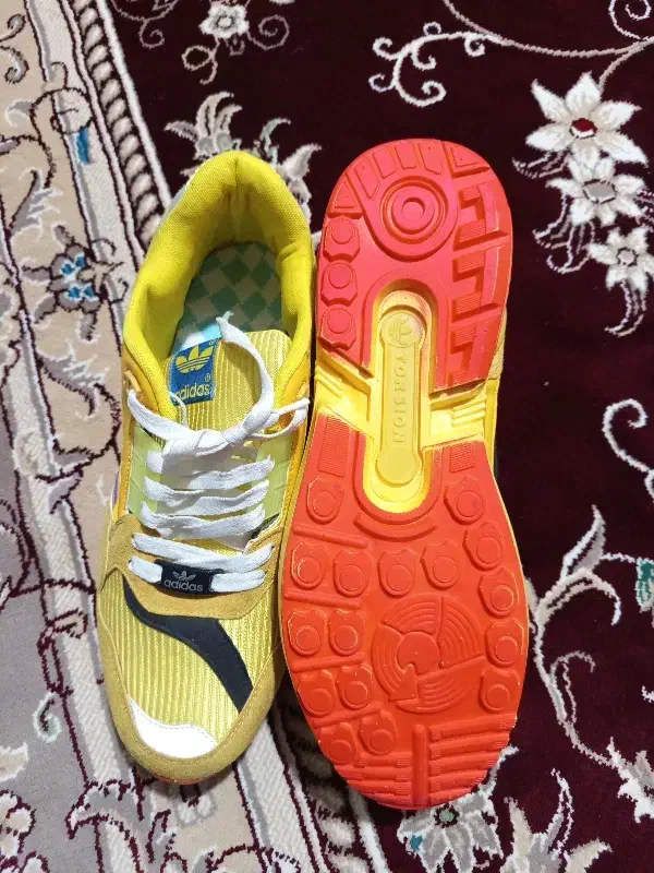 کتونی آدیداس|کیف، کفش، کمربند|قم, نیروگاه|دیوار