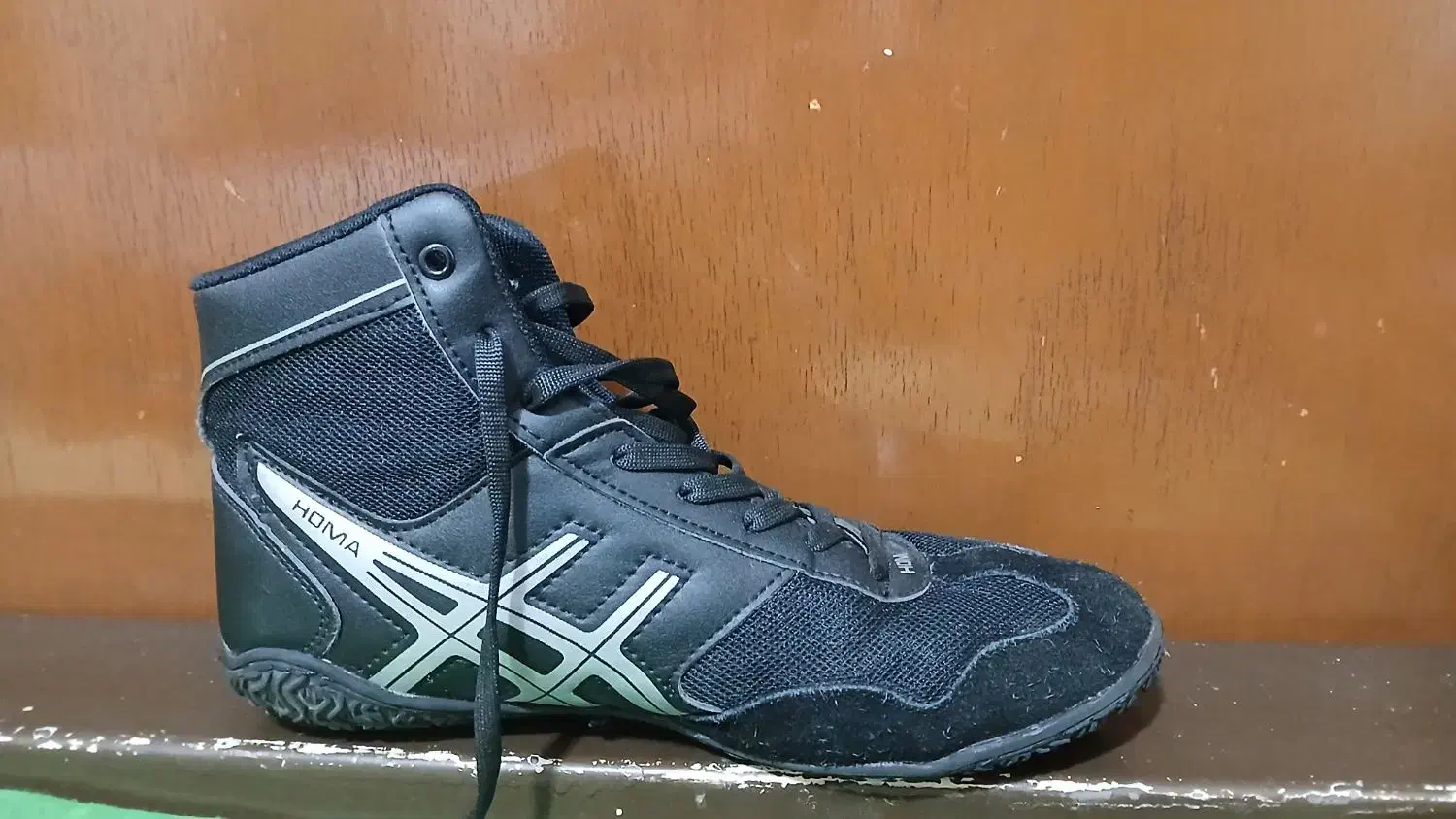 کفش کشتی|کیف، کفش، کمربند|باسمنج, |دیوار