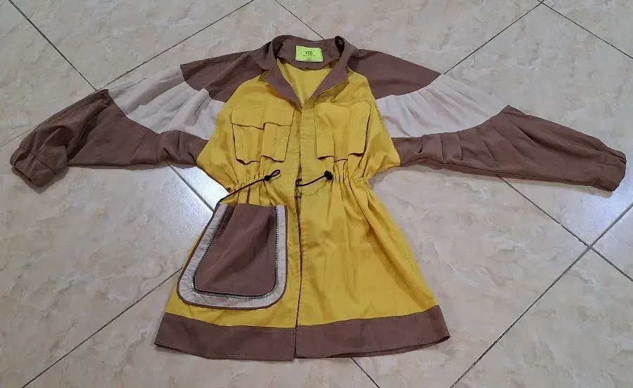 لباس دخترانه|لباس|رودهن, |دیوار