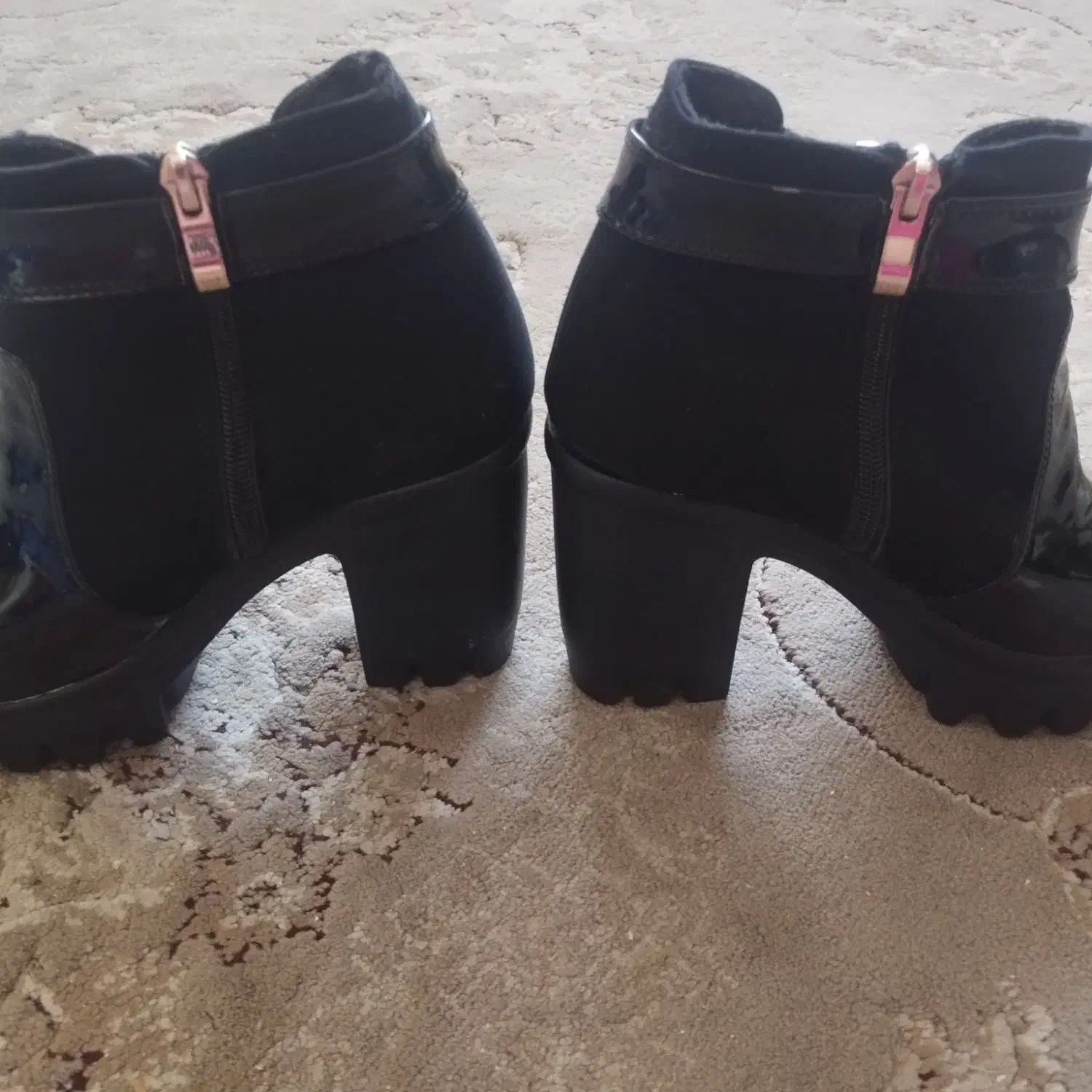 نیم بوت و کتونی و کالج|کیف، کفش، کمربند|پرند, فاز ۶|دیوار