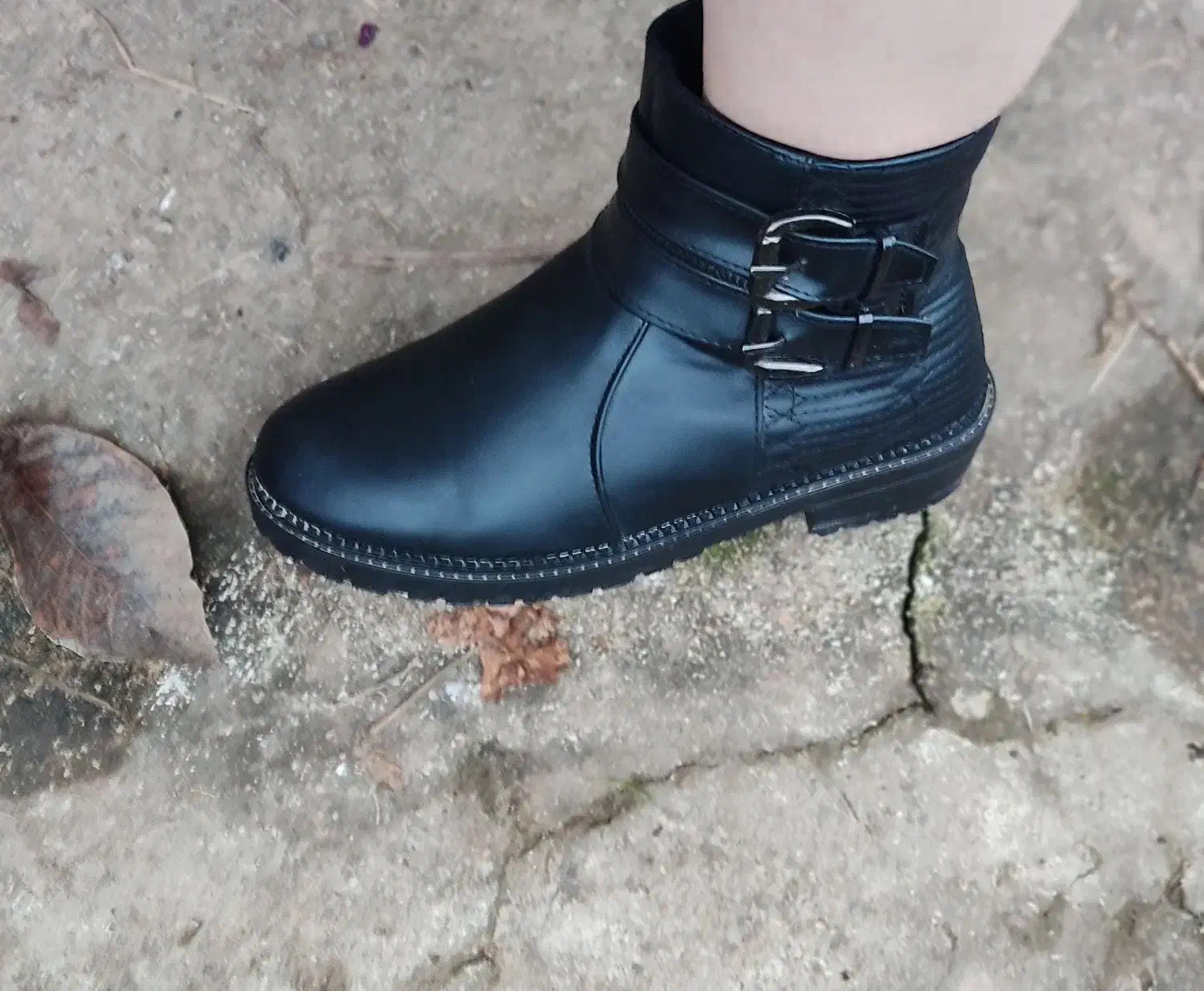 نیم بوت نو بدون پا خور به علت بزرگ بودن سایز|کیف، کفش، کمربند|فومن, |دیوار