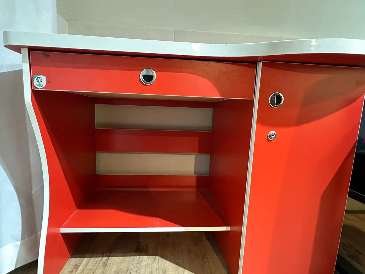 میز تحریر|میز تحریر و کامپیوتر|قائن, |دیوار