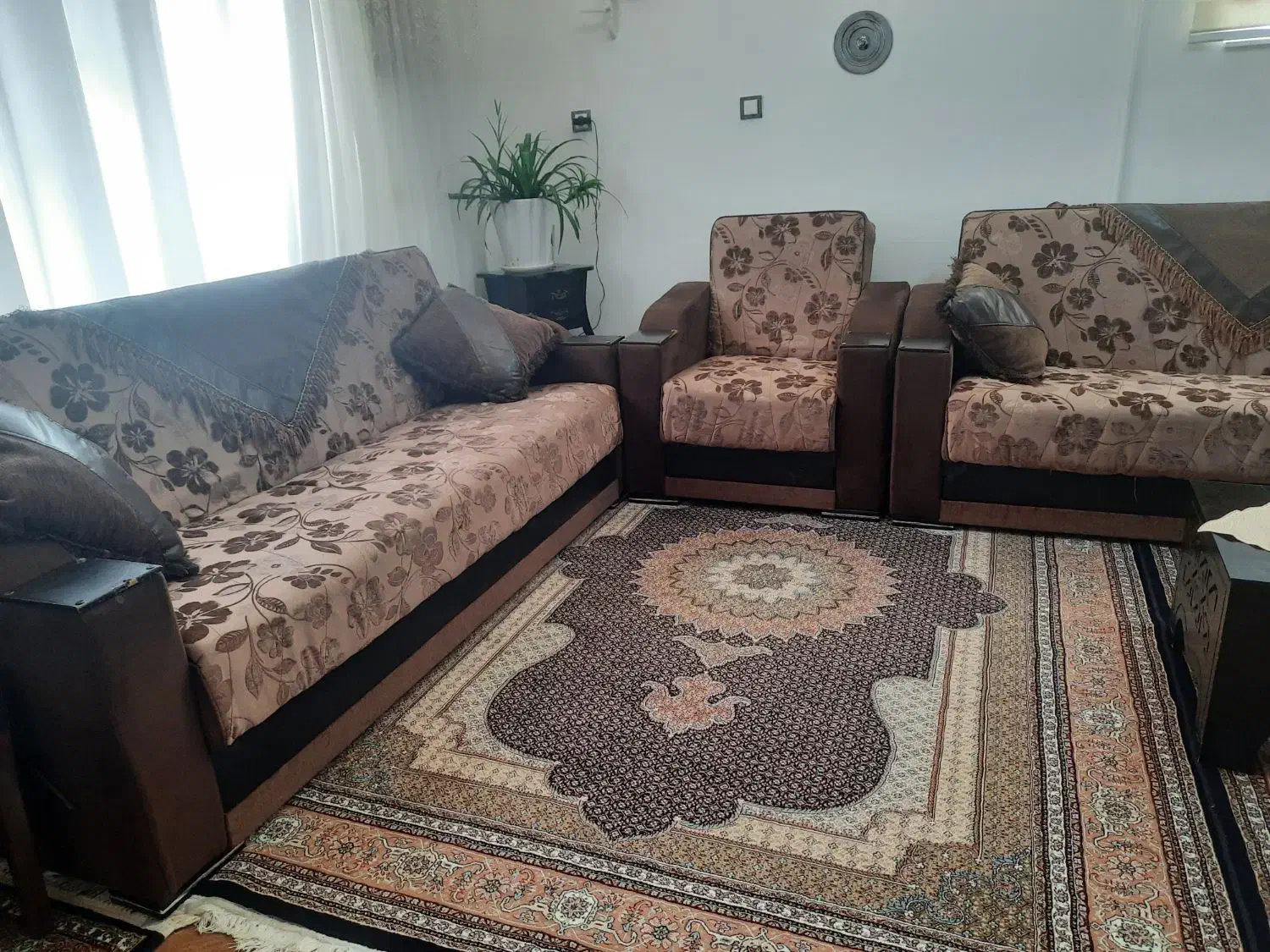 مبل تخت شو .راحتی در حد نو با چهار عسلی شیشه ای|مبلمان خانگی و میز عسلی|مشگین شهر, |دیوار