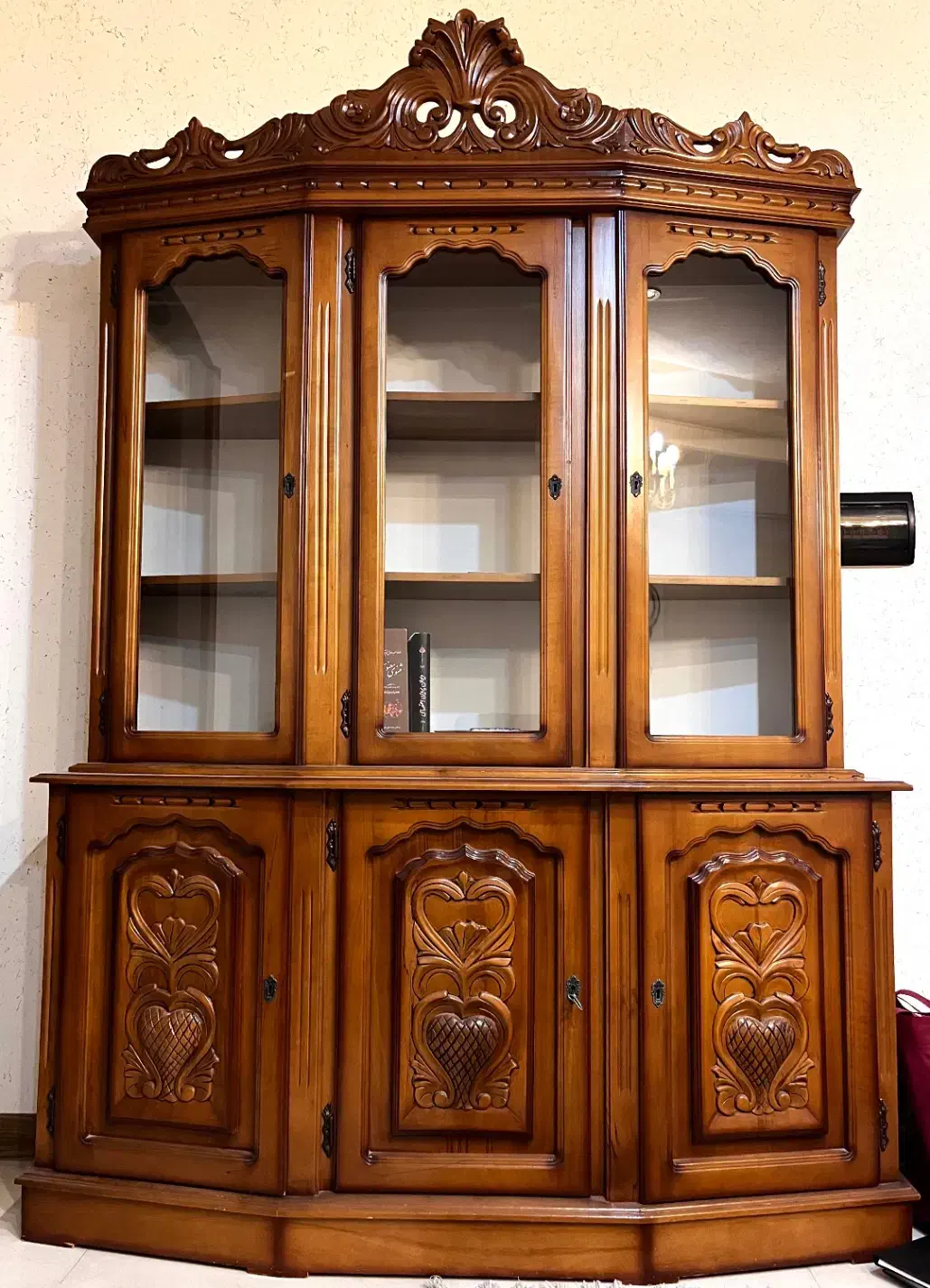 ویترین چوبی قدیمی|بوفه، ویترین، کنسول|هشتگرد, فاز ۲ مهستان|دیوار