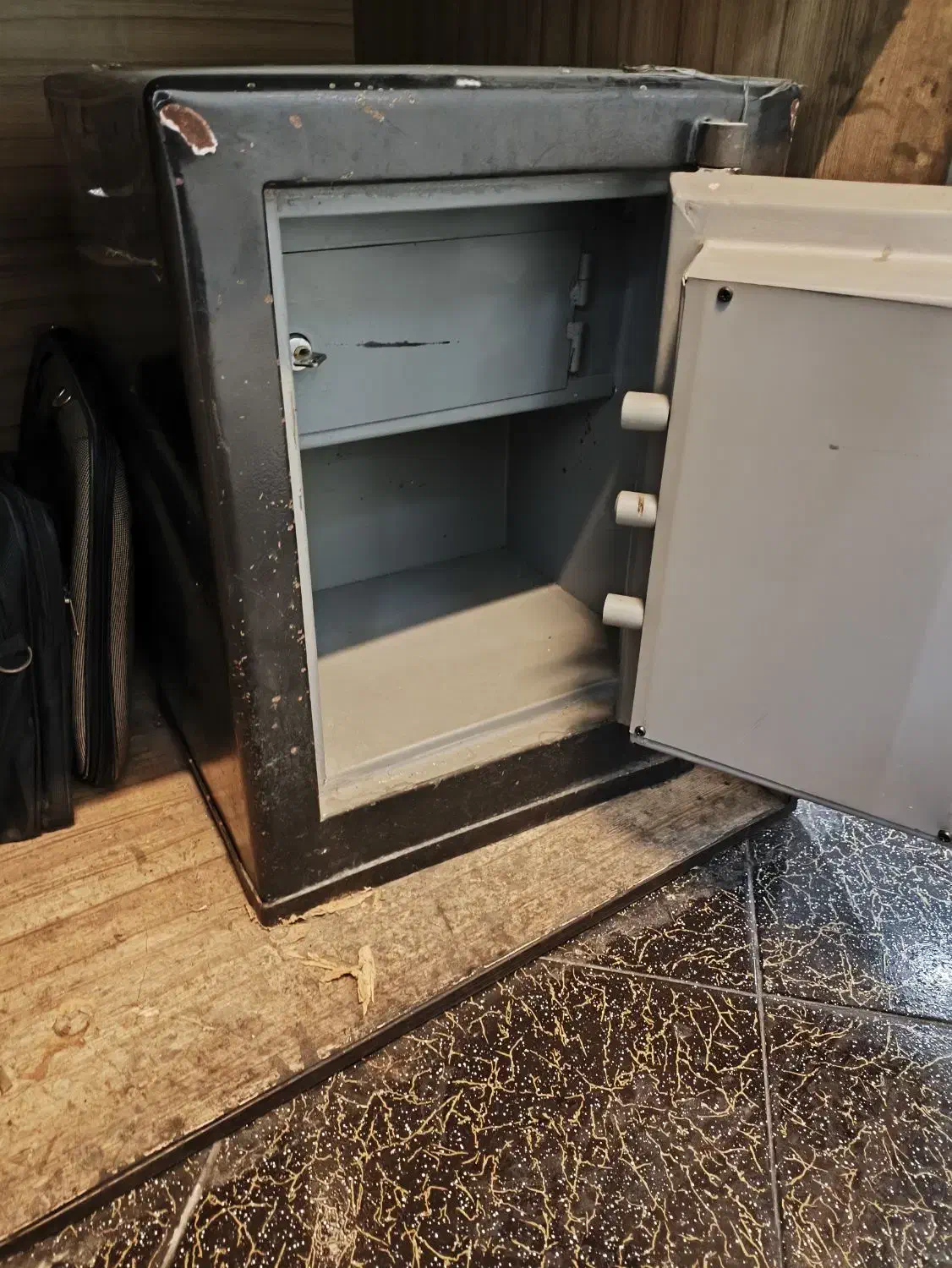 گاو صندوق و میز پیشخوان(ویترین)|فروشگاه و مغازه|فردیس, نسترن غربی|دیوار