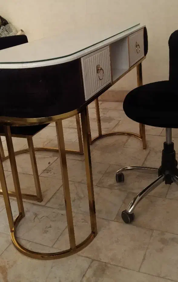 میز ناخن و صندلی|آرایشگاه و سالنهای زیبایی|ری, دیلمان|دیوار