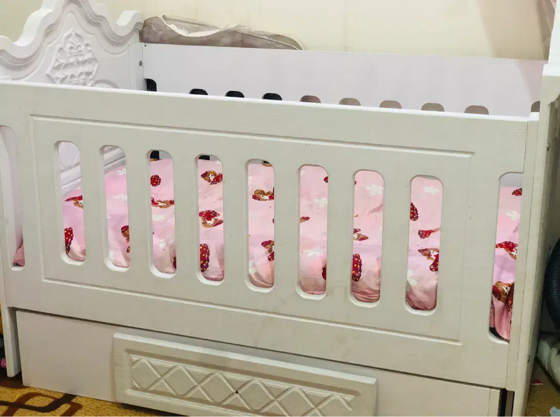 تخت خواب نوزادی تا ۶سال تمیز همراه باتشک|تخت و سرویس خواب|امیدیه, |دیوار