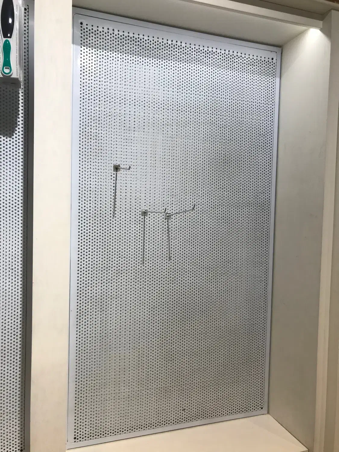 تعدادی قفسه ی پانچی فلزی و هنگر دار چوبی|فروشگاه و مغازه|تهران, زعفرانیه|دیوار