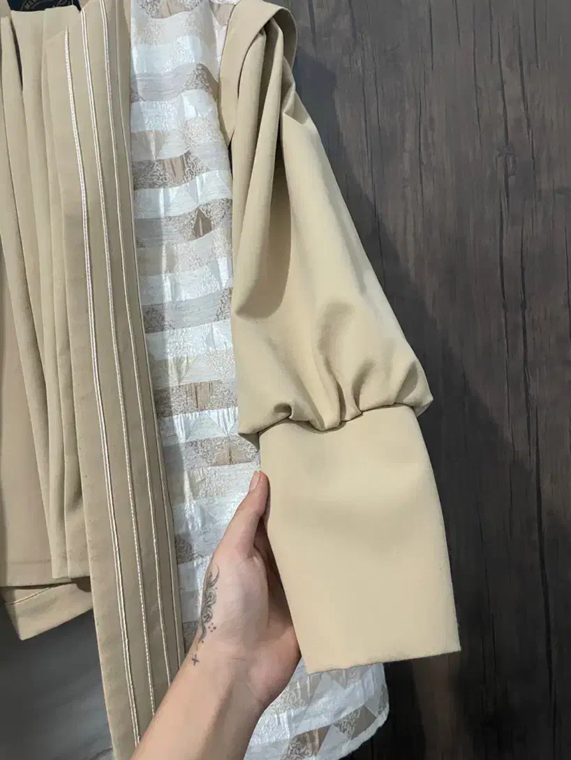 مانتو مجلسی کرم|لباس|قائن, |دیوار