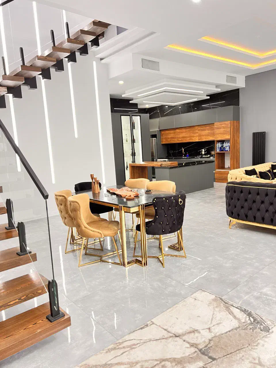 مبل راحتی ۸نفر با غذاخوری ۶ نفر با پایه استیل ۳۰۴|مبلمان خانگی و میز عسلی|کرج, عظیمیه|دیوار