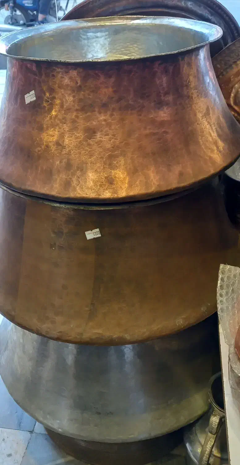 دیگ مسی قدیمی|کلکسیون اشیاء عتیقه|قم, چهل اختران|دیوار