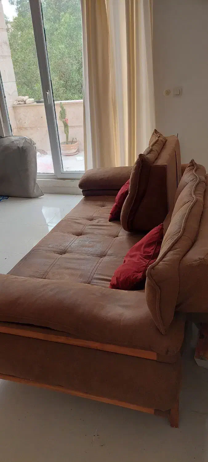 تخت با میز  و در حدآک|مبلمان خانگی و میز عسلی|کیش, |دیوار