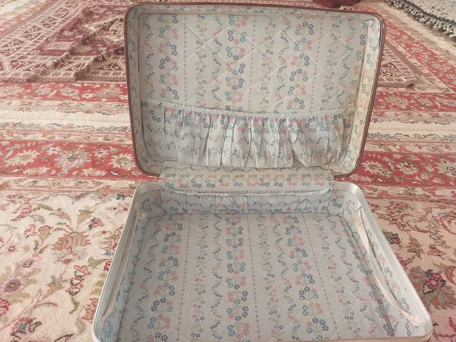 چمدان قدیمی و کف تخت خواب نو نو|کلکسیون اشیاء عتیقه|تبریز, |دیوار