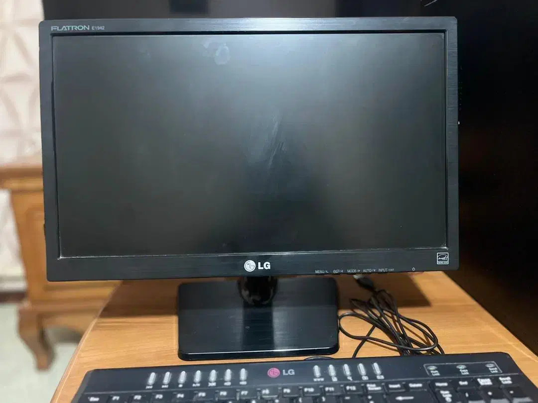 کامپیوتر کاملا نو|رایانه رومیزی|هشتگرد, هشتگرد قدیم|دیوار