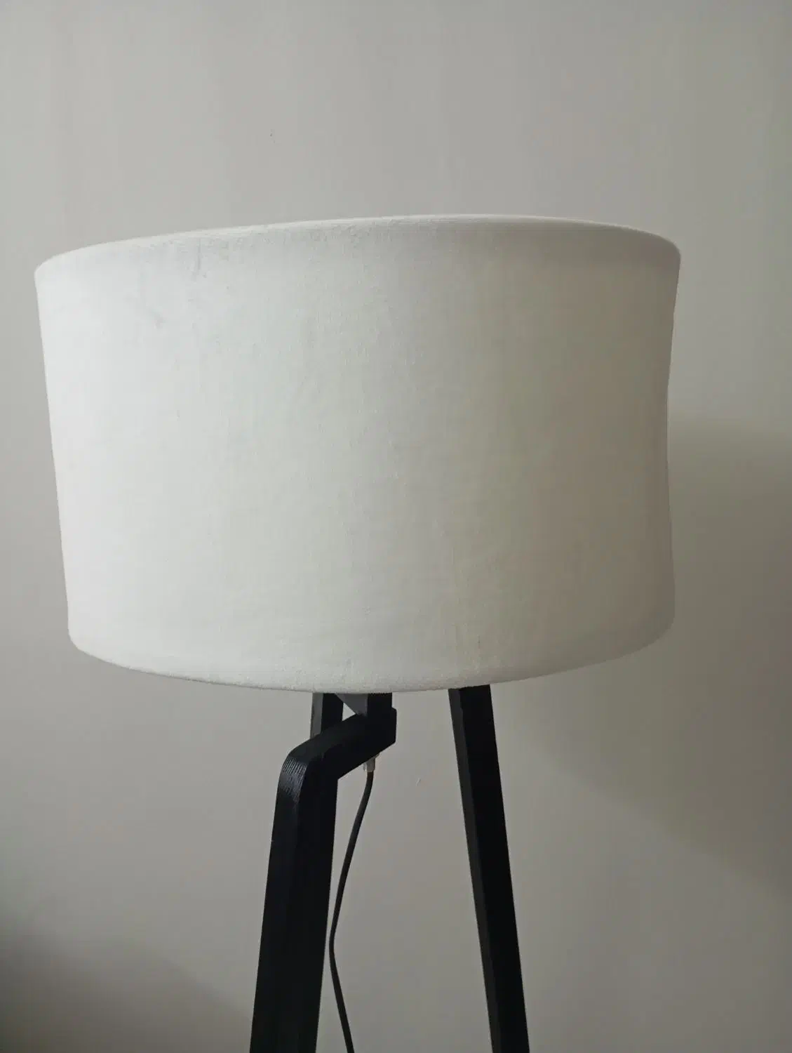 آباژور سفید پایه مشکی بدون استفاده|چراغ خواب و آباژور|مشهد, هفت تیر (نه دره)|دیوار