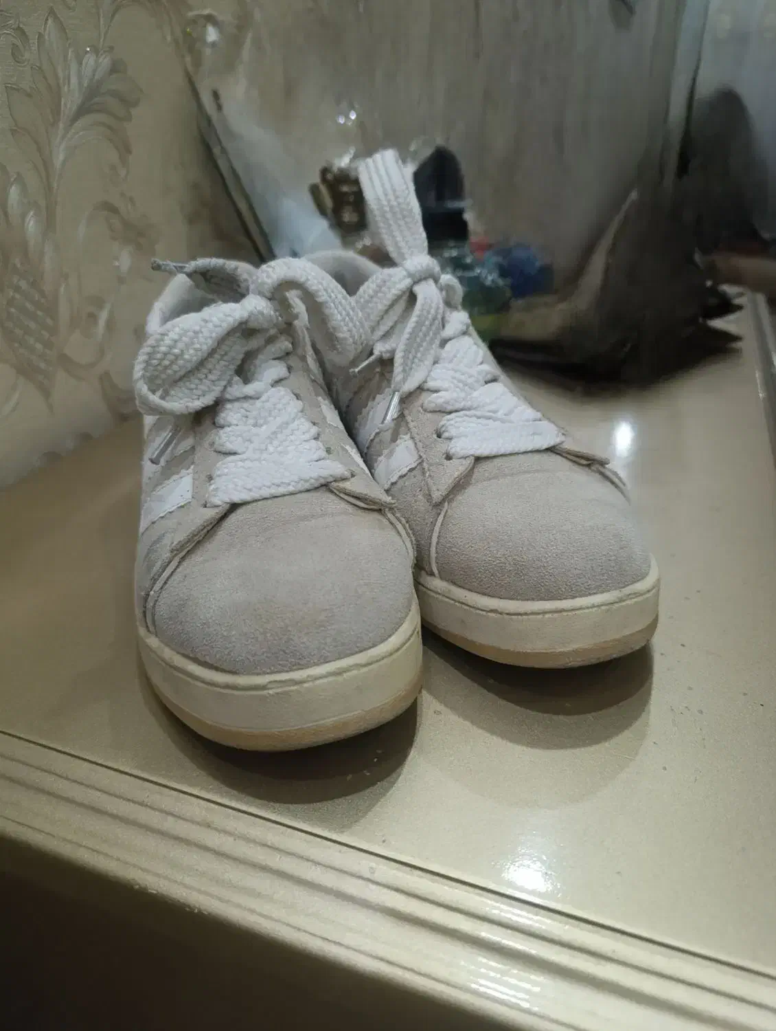 کتونی|کیف، کفش، کمربند|رباط‌کریم, رباط‌کریم|دیوار