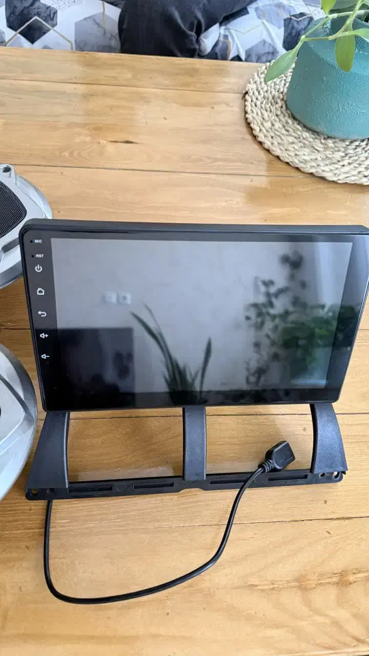 مانیتوروباند|صوتی و تصویری|قم, چهل درخت‎|دیوار