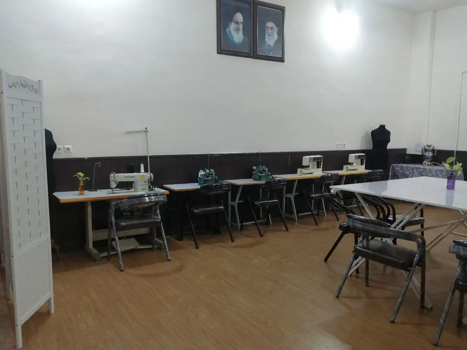 چرخ خیاطی ،میز برش، صندلی|چرخ خیاطی و ریسندگی|قوچان, |دیوار