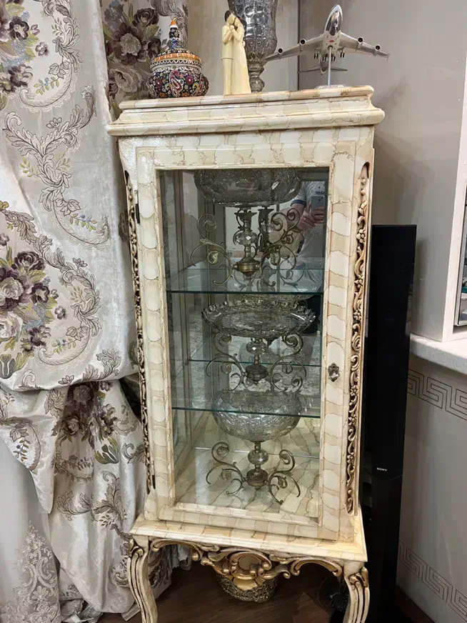 ویترین چوبی پایه بلند|بوفه، ویترین، کنسول|تهران, حکمت|دیوار