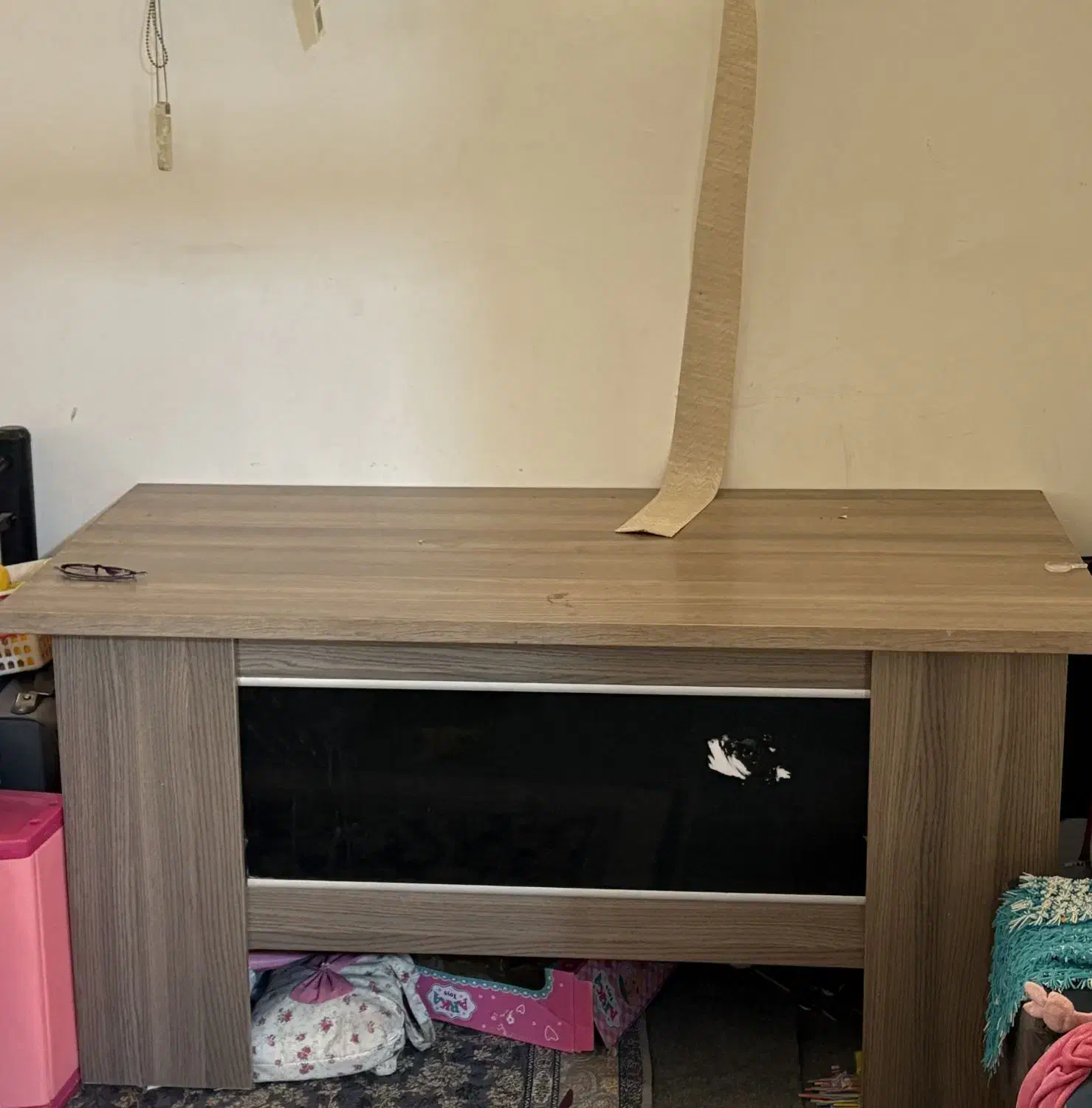 میز  اداری و یک داریوش سه کشور و یک کتابخانه|میز تحریر و کامپیوتر|کرمان, |دیوار