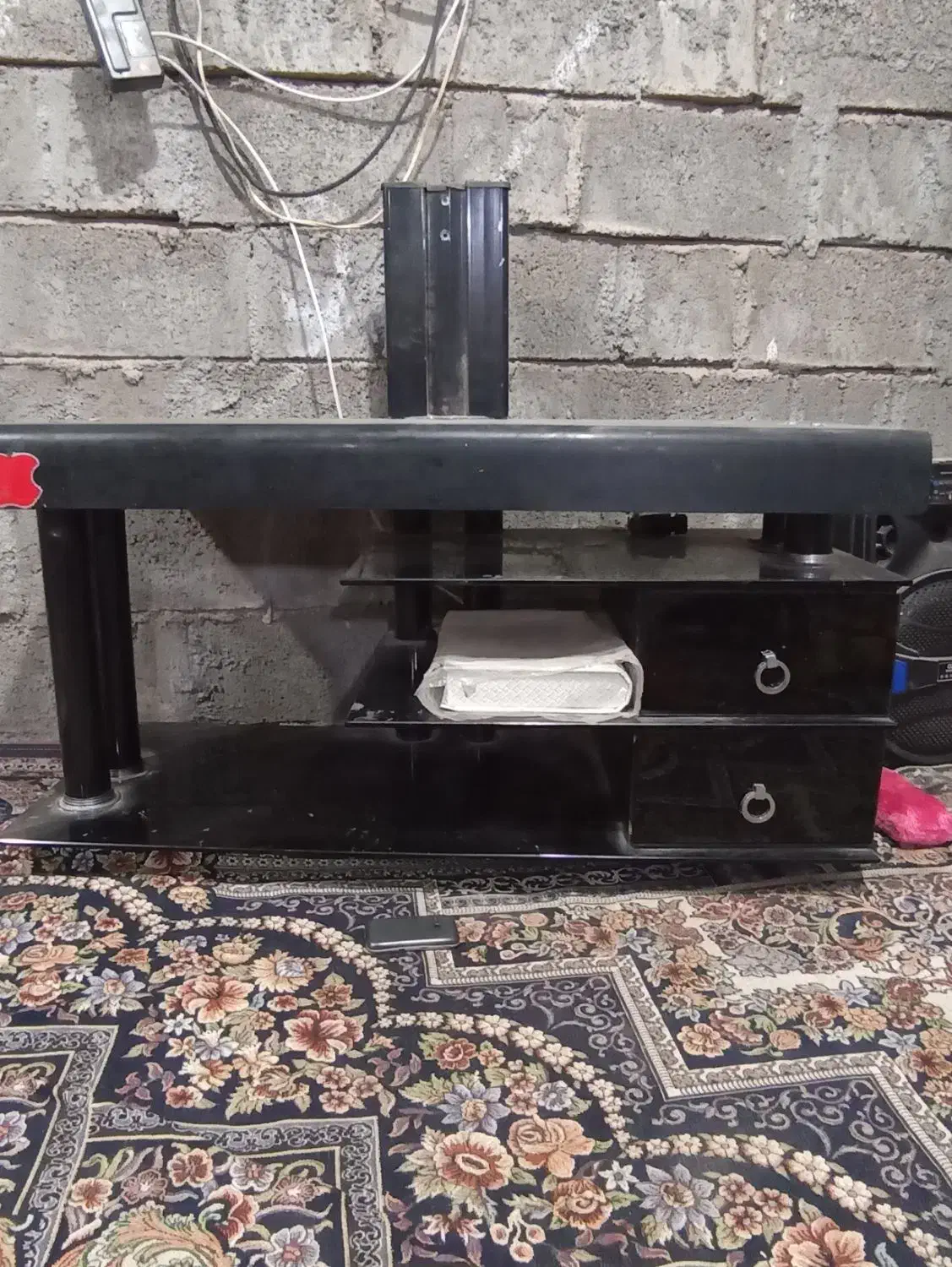 میز تلویزیون شیسه ای ب فروش میرسد قیمت مناسب|میز تلویزیون|میناب, |دیوار