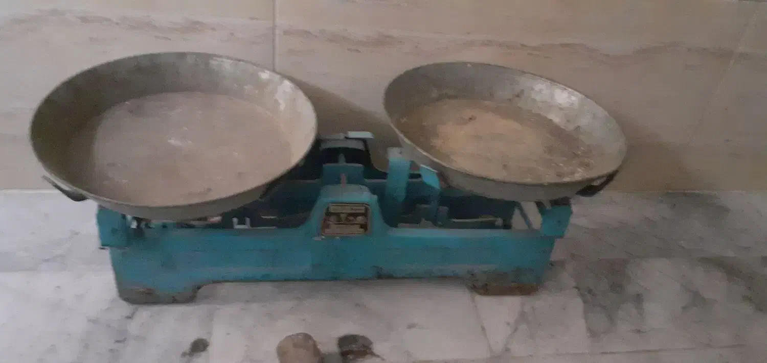 ترازو قدیمی ۲۰ کیلوی سالم باسنگ|کلکسیون اشیاء عتیقه|رباطکریم, الارد|دیوار